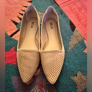 Mia Tan Edie Flat With Laser Cut Pointed Toe Size 8
